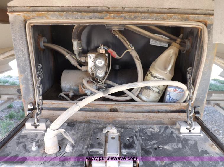 image for item H9164 2000 Wilson DWH 400 Pace Setter double hopper grain trailer