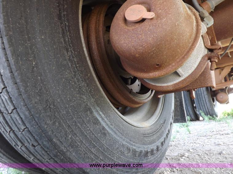 image for item H9164 2000 Wilson DWH 400 Pace Setter double hopper grain trailer