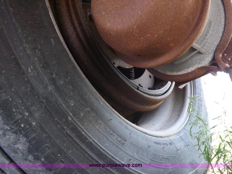 image for item H9164 2000 Wilson DWH 400 Pace Setter double hopper grain trailer