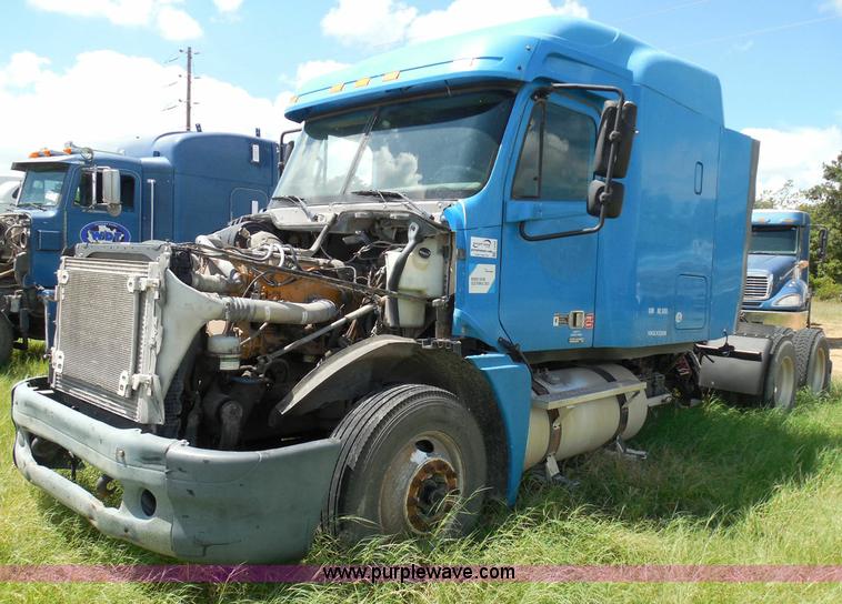 image for item I3348 2003 Freightliner Columbia CL120 semi truck