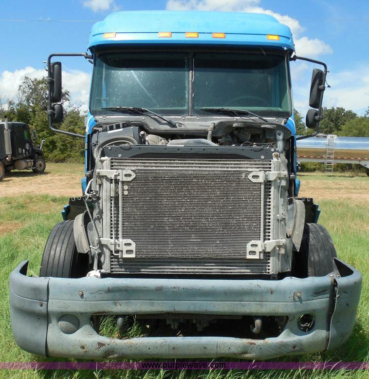 image for item I3348 2003 Freightliner Columbia CL120 semi truck