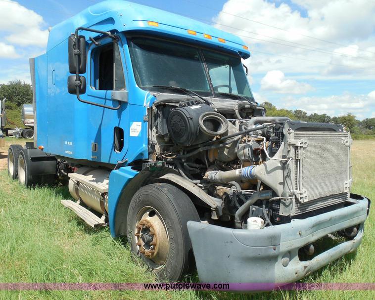 image for item I3348 2003 Freightliner Columbia CL120 semi truck