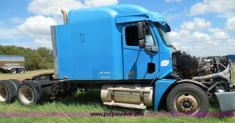 image for item I3348 2003 Freightliner Columbia CL120 semi truck