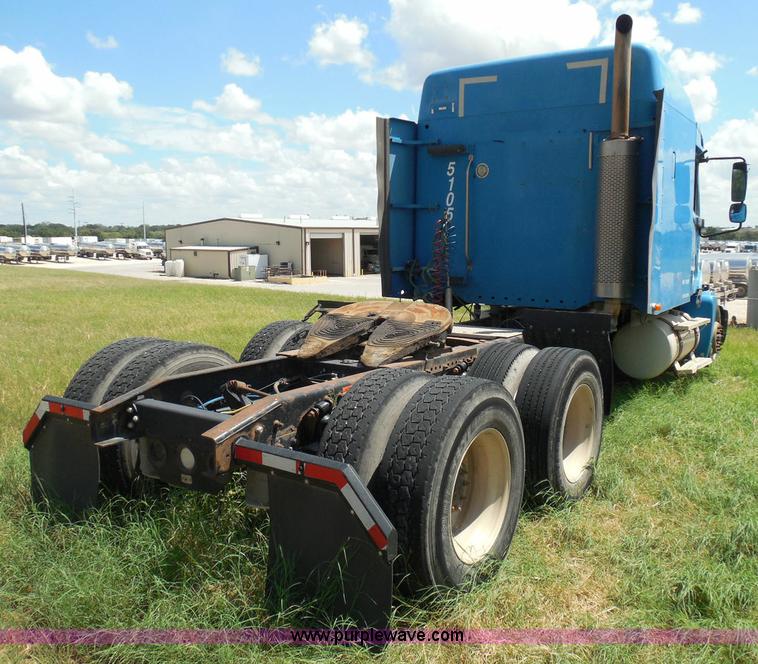 image for item I3348 2003 Freightliner Columbia CL120 semi truck