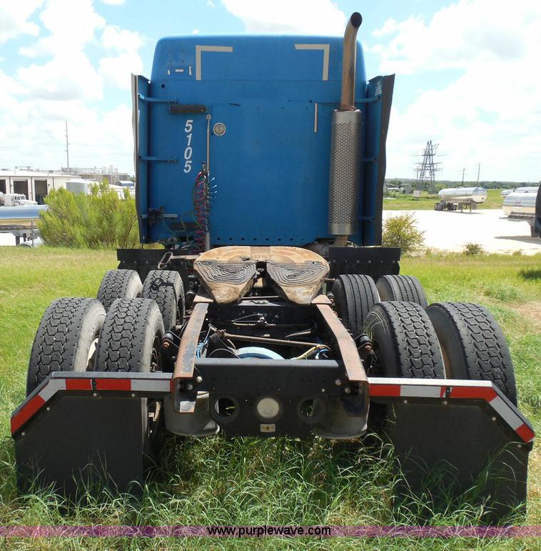 image for item I3348 2003 Freightliner Columbia CL120 semi truck