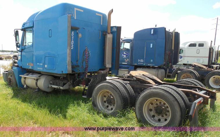 image for item I3348 2003 Freightliner Columbia CL120 semi truck