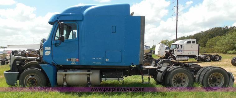 image for item I3348 2003 Freightliner Columbia CL120 semi truck