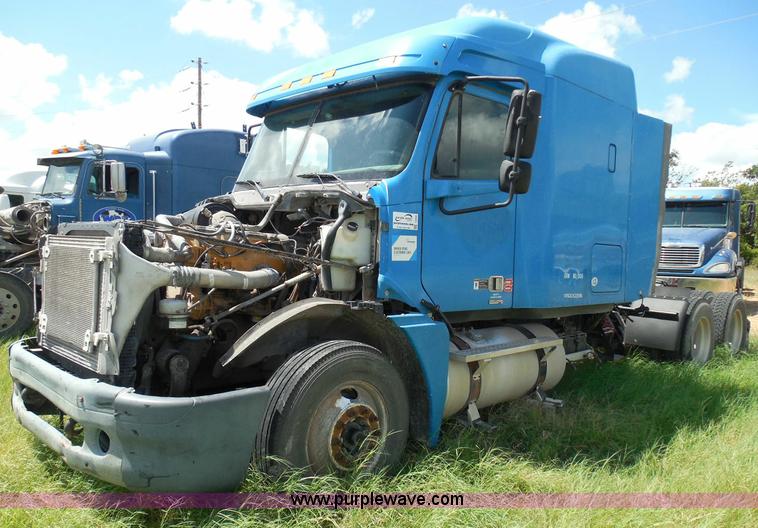 image for item I3348 2003 Freightliner Columbia CL120 semi truck