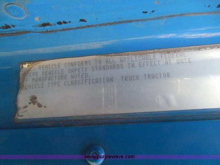 image for item I3348 2003 Freightliner Columbia CL120 semi truck