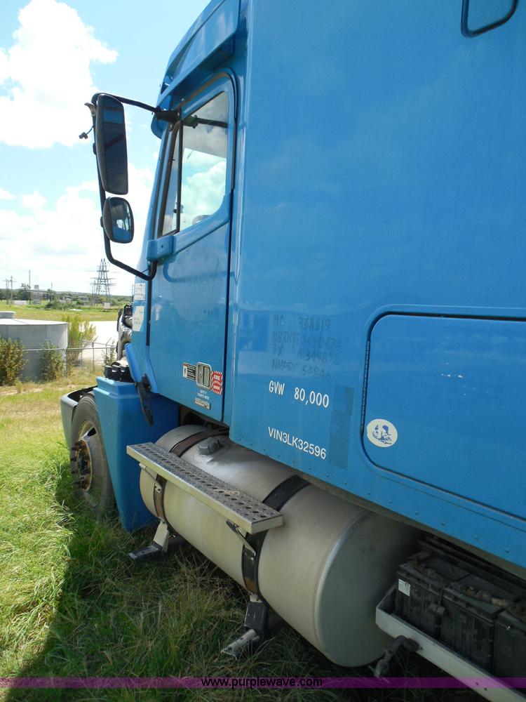 image for item I3348 2003 Freightliner Columbia CL120 semi truck