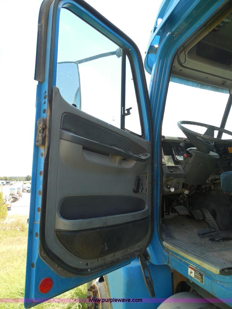 image for item I3348 2003 Freightliner Columbia CL120 semi truck