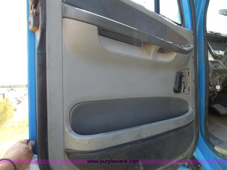 image for item I3348 2003 Freightliner Columbia CL120 semi truck