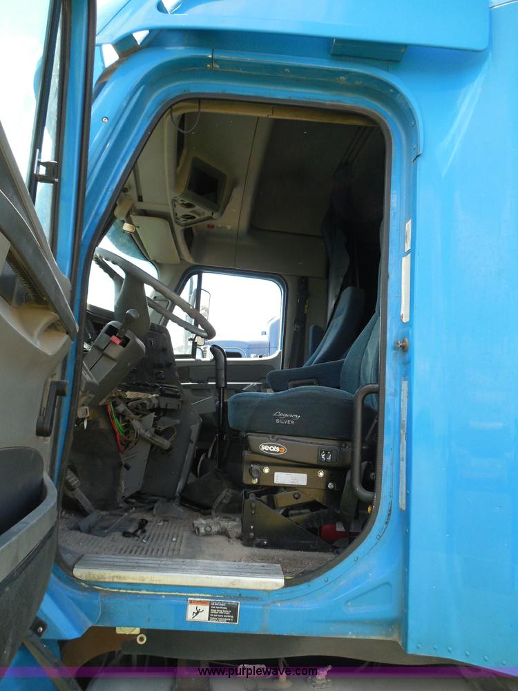 image for item I3348 2003 Freightliner Columbia CL120 semi truck