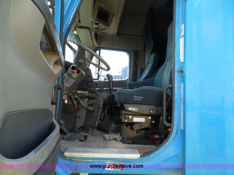 image for item I3348 2003 Freightliner Columbia CL120 semi truck