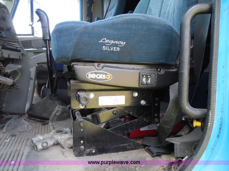 image for item I3348 2003 Freightliner Columbia CL120 semi truck