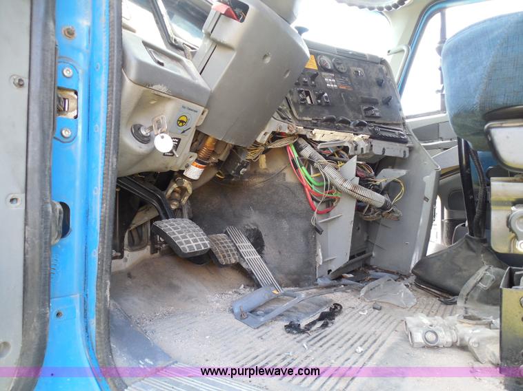 image for item I3348 2003 Freightliner Columbia CL120 semi truck