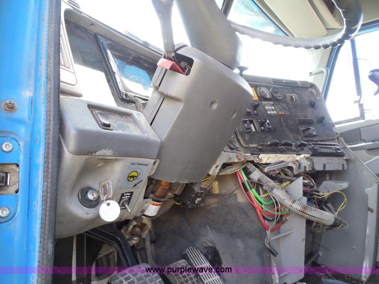 image for item I3348 2003 Freightliner Columbia CL120 semi truck