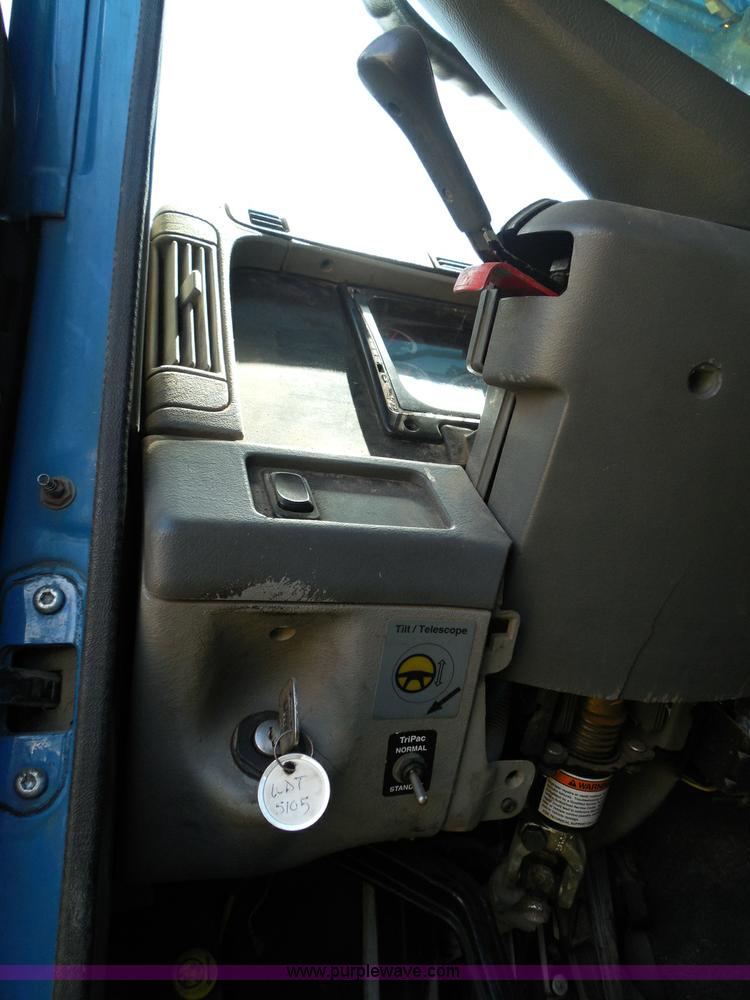 image for item I3348 2003 Freightliner Columbia CL120 semi truck