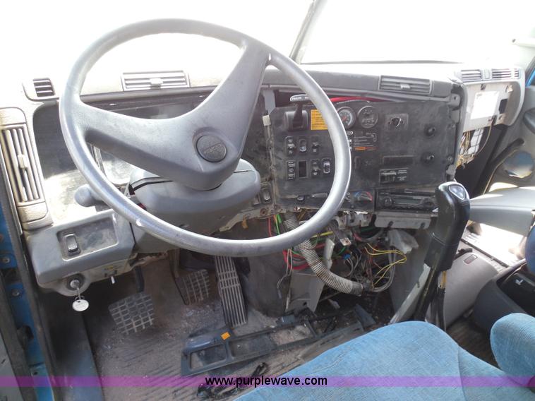 image for item I3348 2003 Freightliner Columbia CL120 semi truck