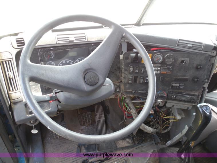 image for item I3348 2003 Freightliner Columbia CL120 semi truck