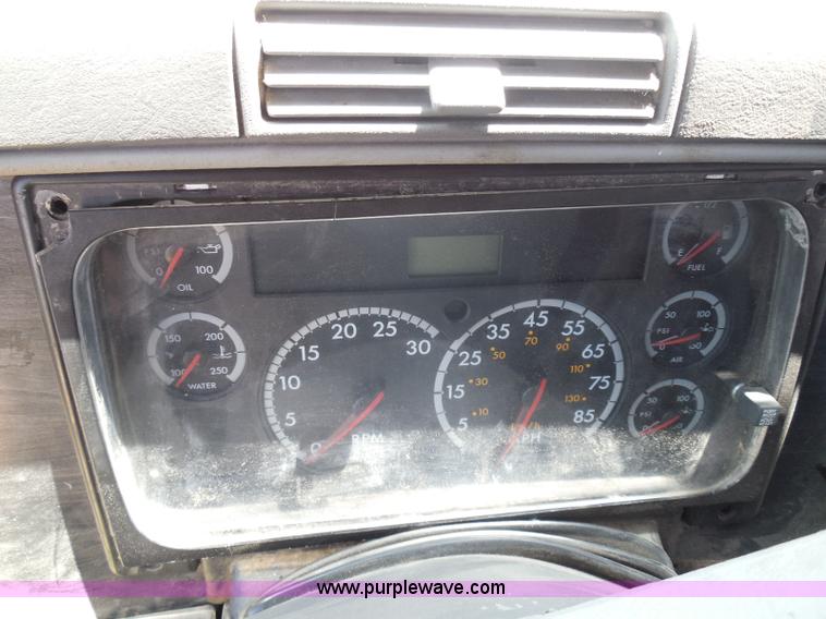 image for item I3348 2003 Freightliner Columbia CL120 semi truck