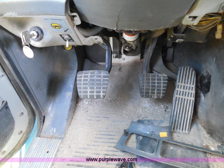 image for item I3348 2003 Freightliner Columbia CL120 semi truck