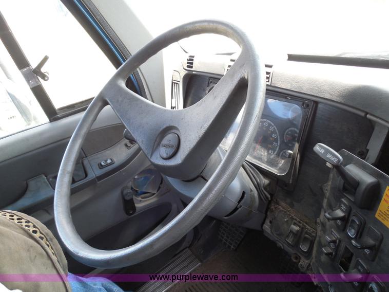 image for item I3348 2003 Freightliner Columbia CL120 semi truck