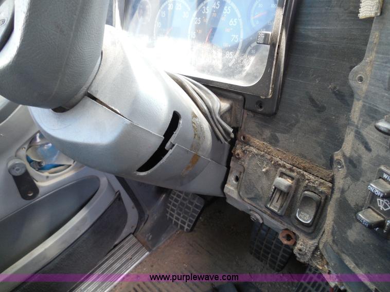 image for item I3348 2003 Freightliner Columbia CL120 semi truck