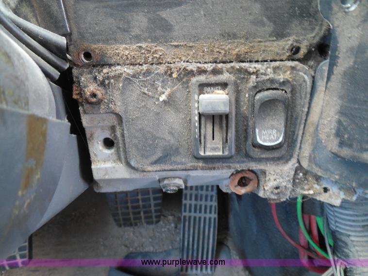 image for item I3348 2003 Freightliner Columbia CL120 semi truck