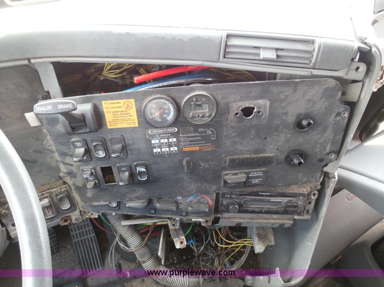 image for item I3348 2003 Freightliner Columbia CL120 semi truck