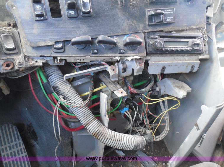 image for item I3348 2003 Freightliner Columbia CL120 semi truck