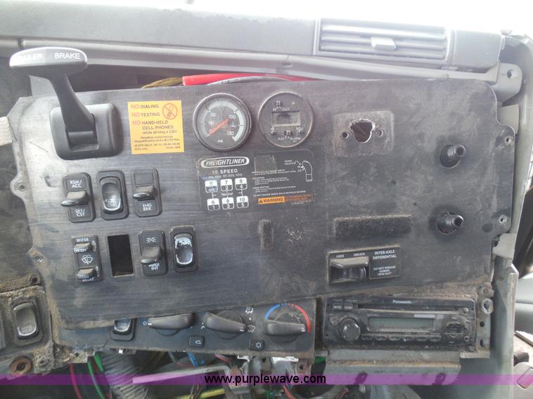 image for item I3348 2003 Freightliner Columbia CL120 semi truck