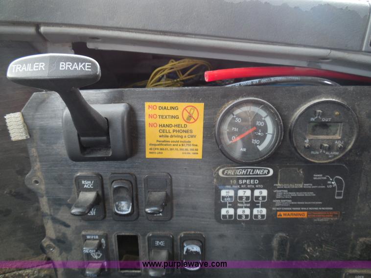 image for item I3348 2003 Freightliner Columbia CL120 semi truck