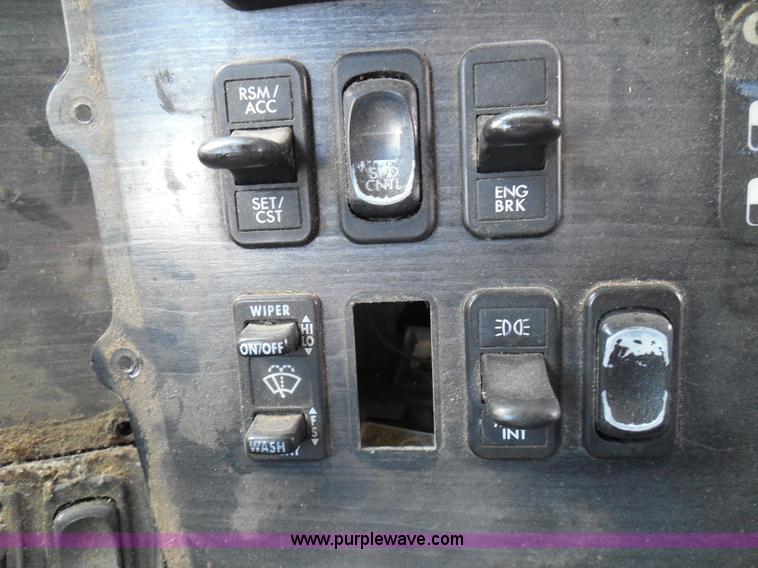 image for item I3348 2003 Freightliner Columbia CL120 semi truck