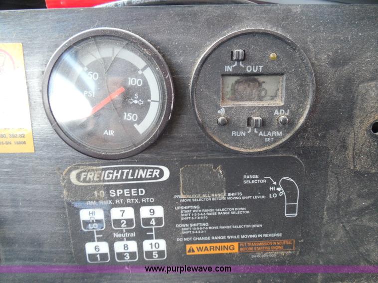 image for item I3348 2003 Freightliner Columbia CL120 semi truck