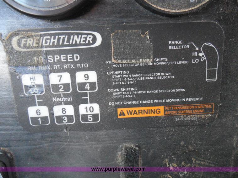 image for item I3348 2003 Freightliner Columbia CL120 semi truck