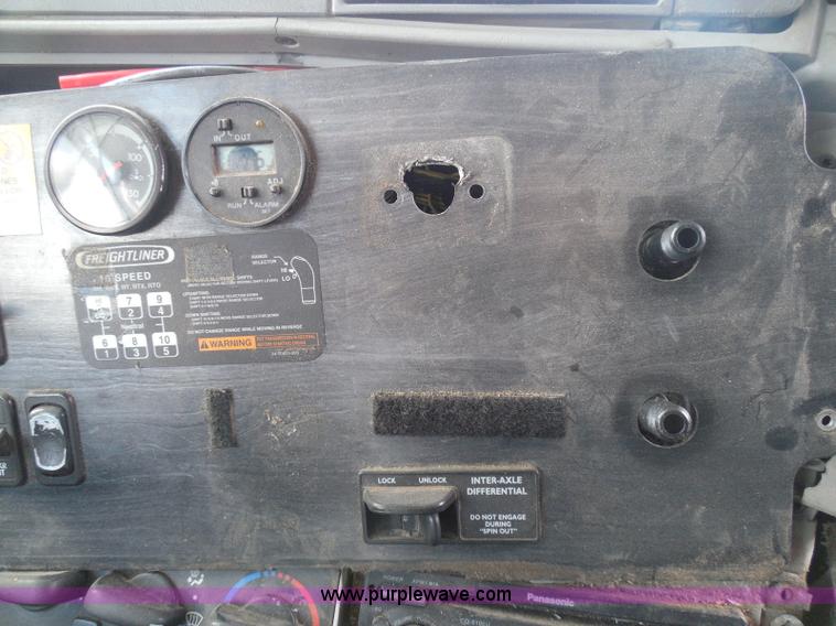 image for item I3348 2003 Freightliner Columbia CL120 semi truck