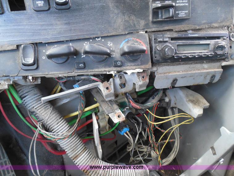 image for item I3348 2003 Freightliner Columbia CL120 semi truck