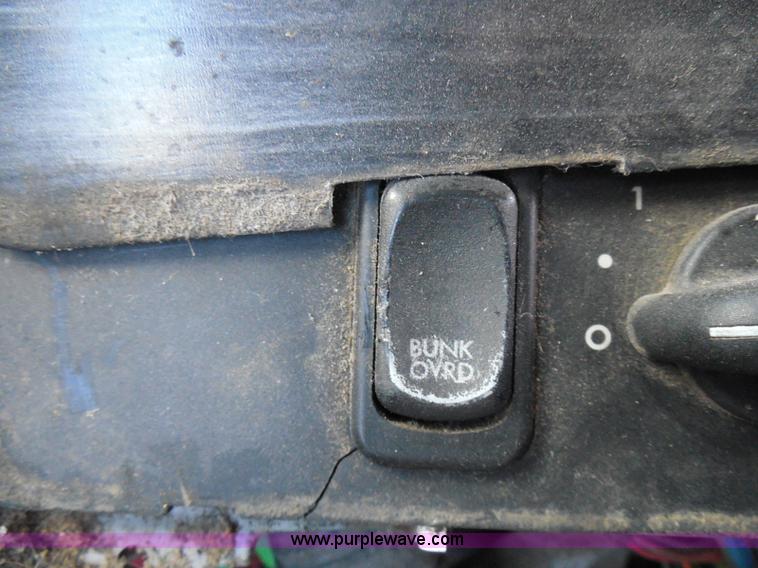 image for item I3348 2003 Freightliner Columbia CL120 semi truck