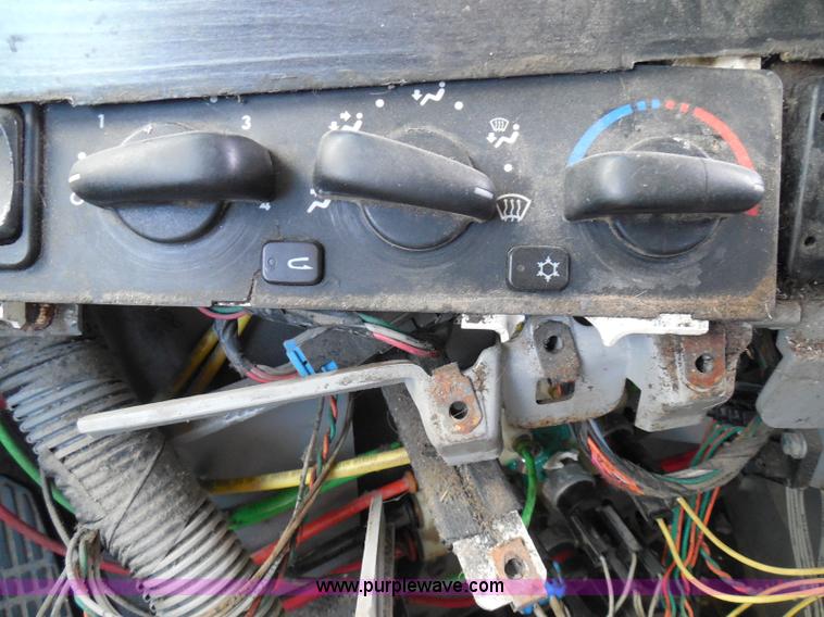 image for item I3348 2003 Freightliner Columbia CL120 semi truck