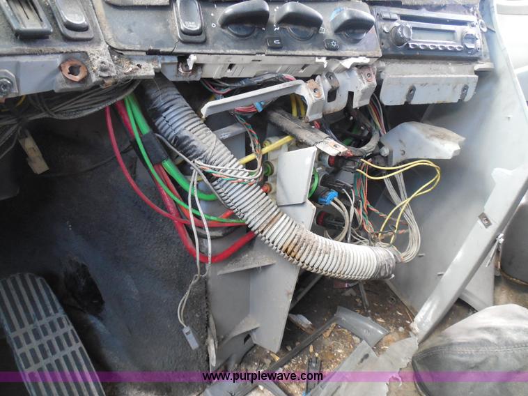 image for item I3348 2003 Freightliner Columbia CL120 semi truck