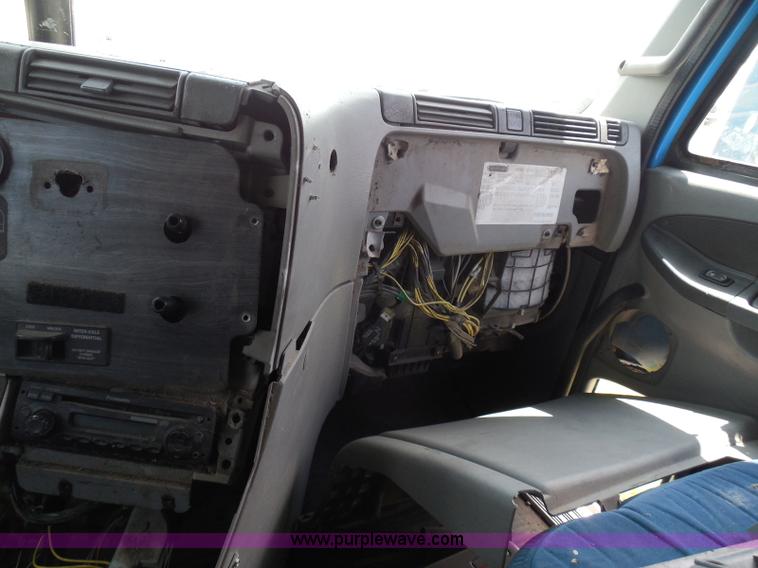 image for item I3348 2003 Freightliner Columbia CL120 semi truck