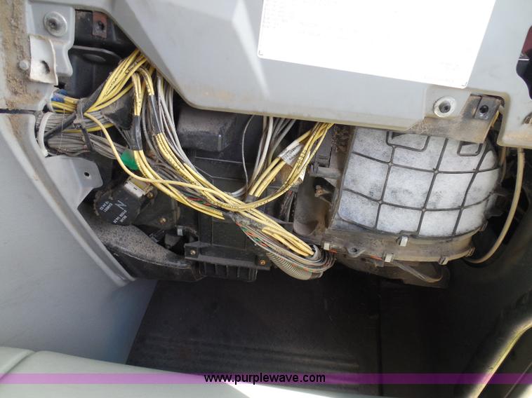 image for item I3348 2003 Freightliner Columbia CL120 semi truck