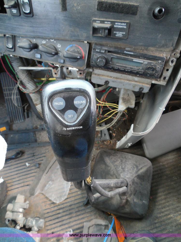 image for item I3348 2003 Freightliner Columbia CL120 semi truck