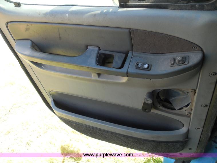 image for item I3348 2003 Freightliner Columbia CL120 semi truck