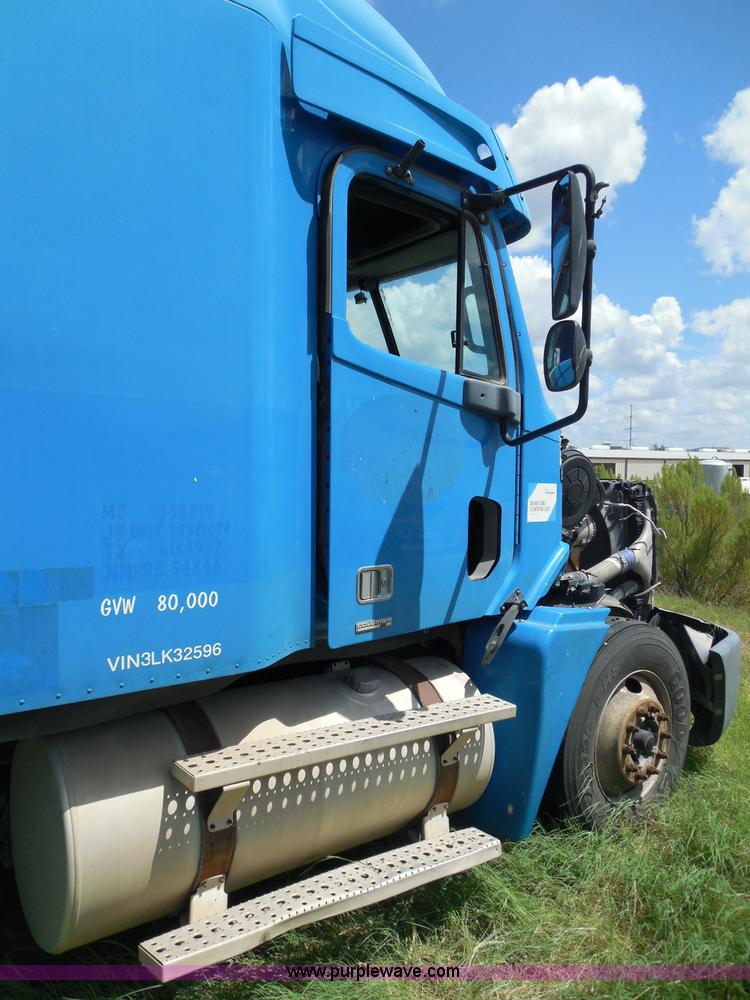 image for item I3348 2003 Freightliner Columbia CL120 semi truck