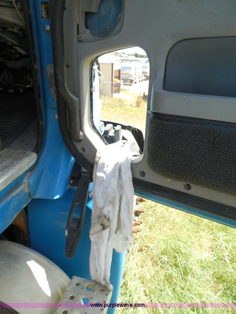 image for item I3348 2003 Freightliner Columbia CL120 semi truck