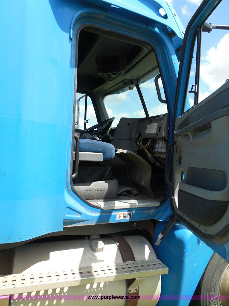 image for item I3348 2003 Freightliner Columbia CL120 semi truck