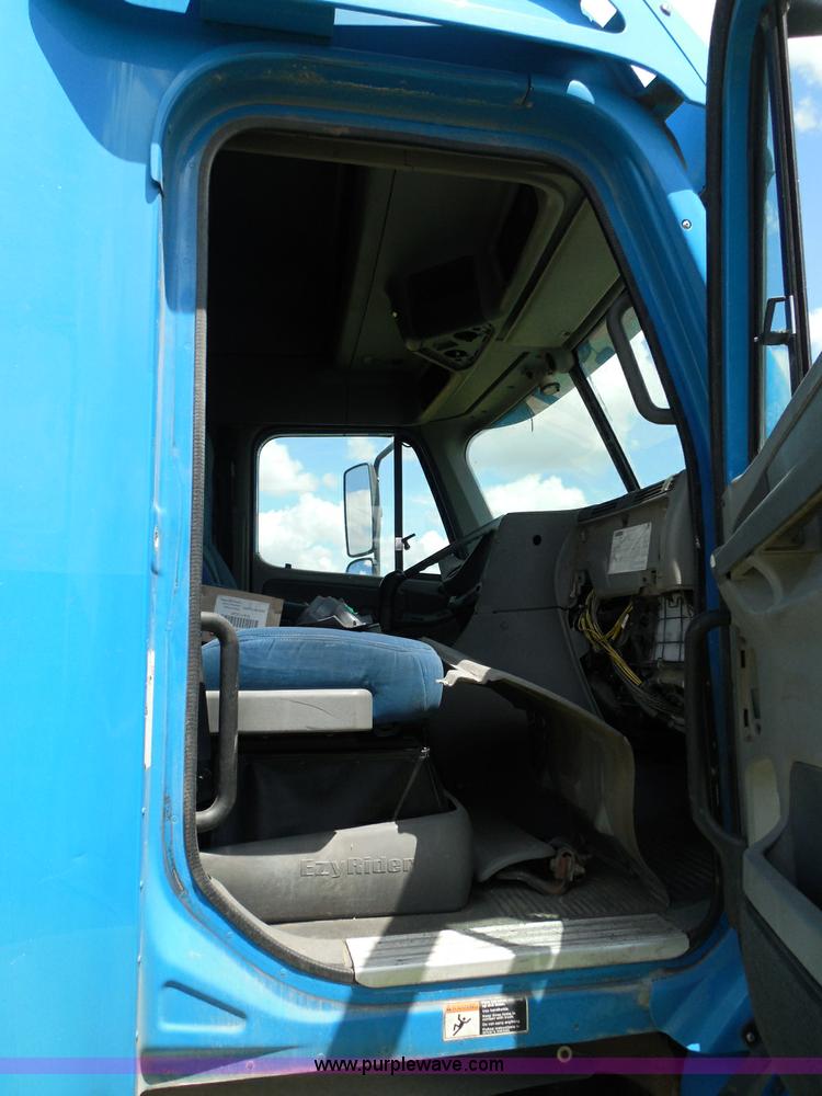 image for item I3348 2003 Freightliner Columbia CL120 semi truck