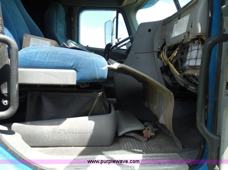 image for item I3348 2003 Freightliner Columbia CL120 semi truck